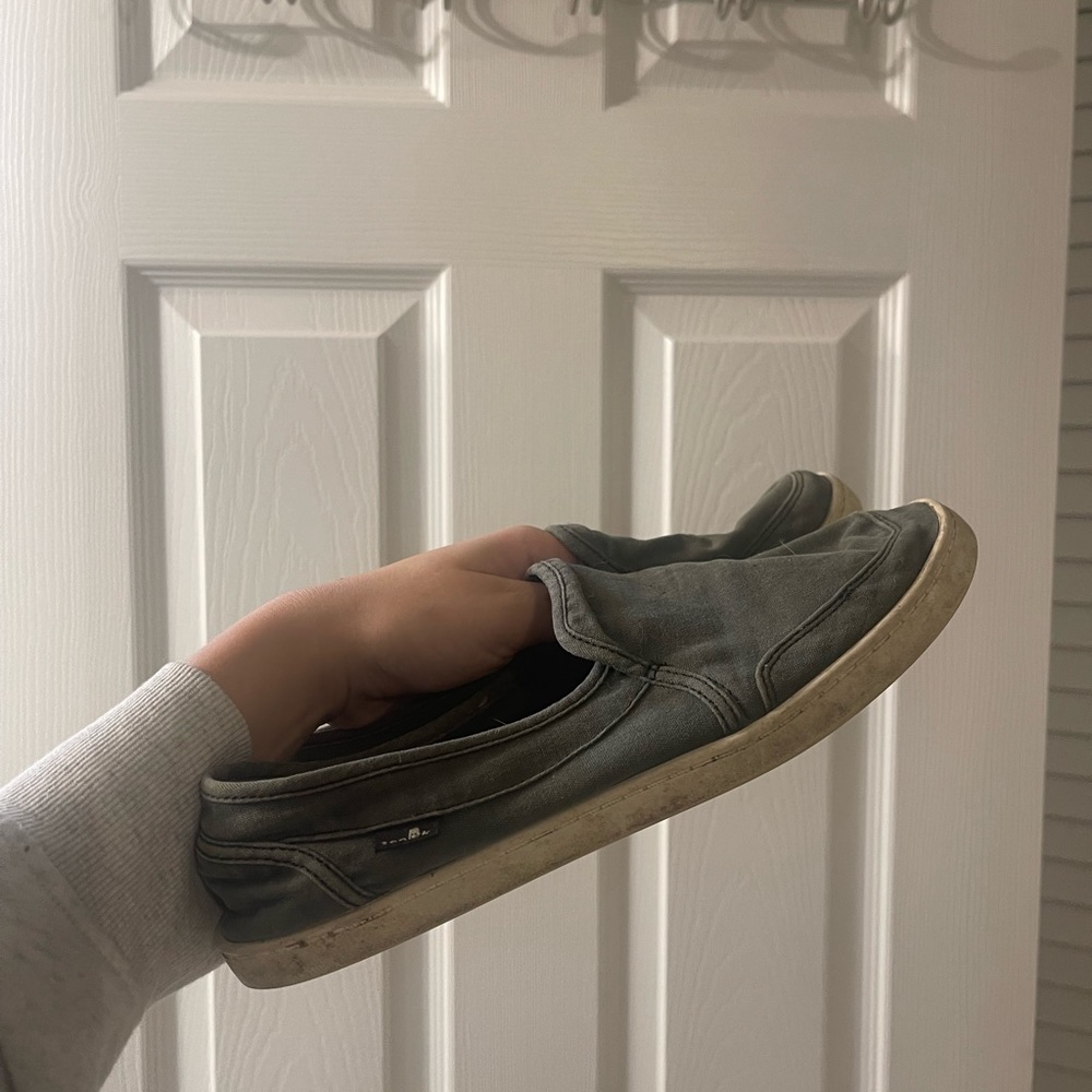 SANUK WOMENS GRAY SLIP ON SHOE (9)